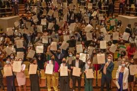 Más de 500 estudiantes recibieron su título profesional en el Auditorio Fabio Lozano. 